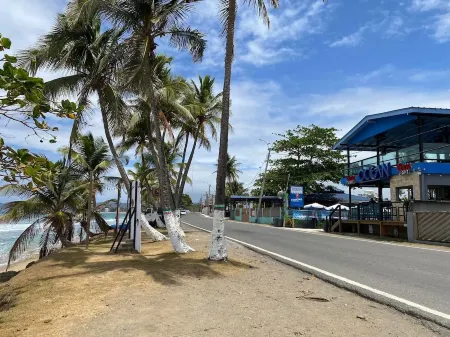 Family style retreat -6 minutes tot he beach and restaurant bar strip Отели в г. Агуада