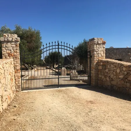 San Gregorio Villa with Secular Olive Grove, Garden, Porch and Private Pool Отели в г. Пату