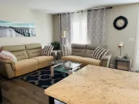 The Sophie's @ Sask (3BR/2.5BA) 새스커툰 호텔