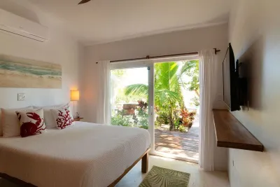 Oceanfront 4 Bedroom Bungalow with Pool and Staff-Belize Gold Standard Approved