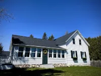 Little White Farmhouse in Sister Bay Hotels in Liberty Grove