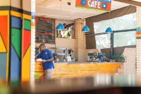 Shoestrings Backpackers Lodge Vic Falls - breakfast
