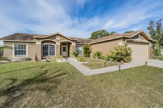 Entire home, Heated Pool, Lake view and Gazebo!