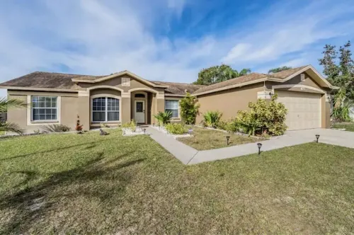 Entire home, Heated Pool, Lake view and Gazebo! Hotels in Riverview