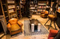 Magnificent chalet on a green island. 2 ponds, private sauna and jacuzzi