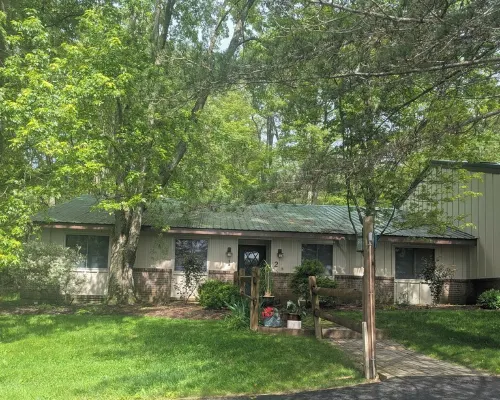 Charming 2-bedroom condo in McHenry Close To Lake Activities and Ski Resort マクヘンリーのホテル