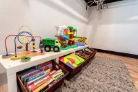 The Black & White House- Walk to Magnolia!