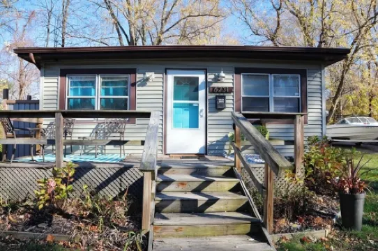 Modern Cottage Minutes From Lake Michigan Beach in a quiet setting! Hotels in Lake Michigan Beach