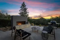 Wander Sonoma Vineyards w/ Pool, Workstations & Hot Tub – 4 Bedrooms, Sleeps 8