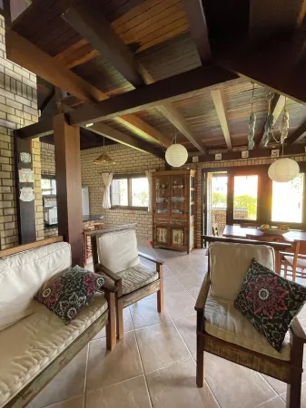 Beautiful home in Rosa Beach overlooking the Lagoon Отели в г. Имбитуба