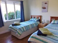 Golden Hills Farm Cottage, Stunning Views and a Swimming Pool - 2-Star