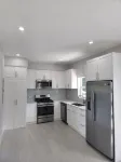 Modern 2 Bed walking distance to the beach