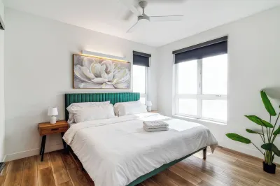 Perfect retreat in Culver City w/parking, pool, gym