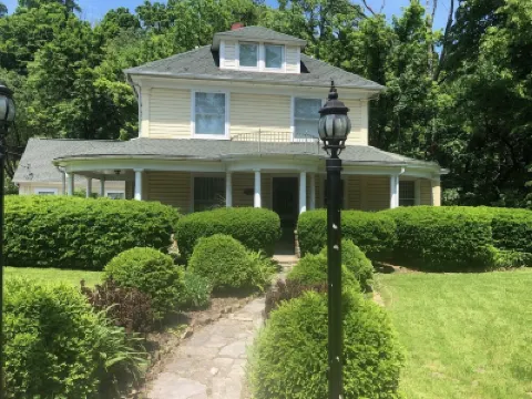 Beautiful Victorian built in 1912 “The Brookside Manor” in Berkeley Springs WV バークレー・スプリングス州立公園周辺のホテル