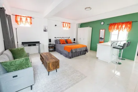 Hilltop View: Convenient & Peaceful Studio Haven Отели в г. Osbourn