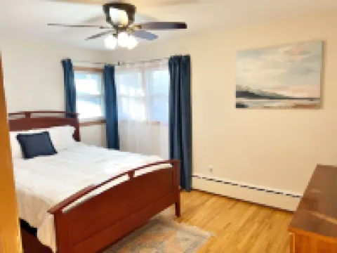 Quiet and convenient home with a view Hoteles en Red Wing