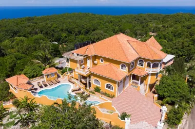 The Palms at Oracabessa *Luxury Vacation Rental* Fully Staffed のホテル