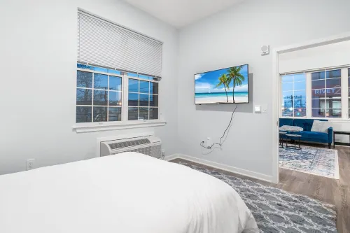 Luxurious 2 Bed Condo: Only 20 Mins away from Manhattan