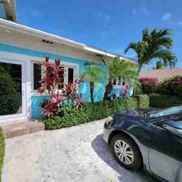 Ocean Breeze Oasis - Private Pool, AC, WiFi, 5-Min Drive to Beach Others