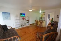 Main Floor at The Gardens! Hotels in Utila