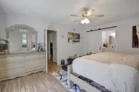 Welcome to the Good Life - with heated hot tub & Wifi and rental cars services