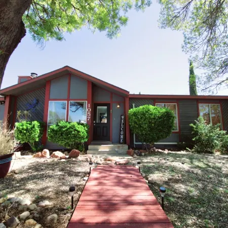 Cozy Swell House- Pet Friendly, Fenced Backyard: 2 King Beds