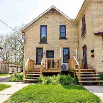 The Otis 𓅬 on Victoria Park | 2 Bed 1 Bath | Main Floor Suite Hotel Exterior