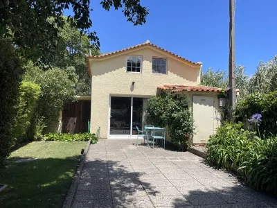 A House in the Woods Hotel dekat Praia da Aroeira