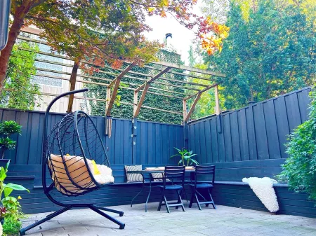 CENTRAL TORONTO Отели рядом с достопримечательностью «Торонто Ботаникал Гарден»