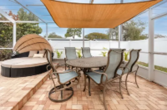 Poolside Paradise close to Clearwater 5br 2bath sleeps 12 with heated pool