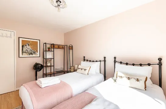 Quiet and Cosy 2-bed in Wimbledon