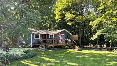 Northern Cottage with Hot Tub, Trent Lakes