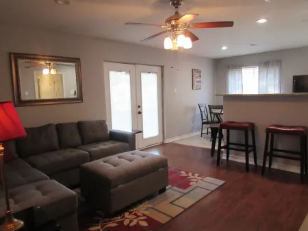 4 Bedroom Home - Great Location (Sleep 10 Guest) Отели рядом с достопримечательностью «Herman Marshall Whiskey»