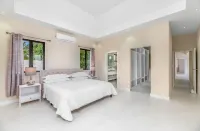 New Family-sized House w/pool, 5 mins from beach โรงแรมใน