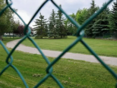 The Modern Lodge Retreat with INFRARED SAUNA & Amenities for Rest and Relaxation Hoteles en Cochrane