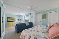 Beach Condo - Steps From Barefoot/Bonita Beach near Naples