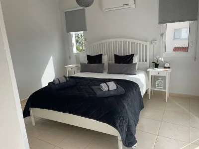 Spacious Villa with stunning views over the Ocean with pool heating available. فنادق في 