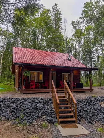 Charming 4 season log cabin near Algonquin Park