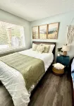 Boho theme, Ground floor patio with green space and creek view. 2 min to gondola