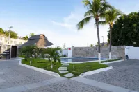 Beautiful remodeled condo near beach !