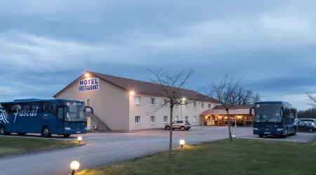 Hôtel Azur Saint Junien Cit'Hotel Отели в г. Шайяк-Сюр-Вьен