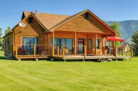 Lakefront Henrys Lake Cabin: w/ Mtn & Lake Views! - Jacuzzi