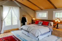 Windswept on the Trent Hotels in Marmora