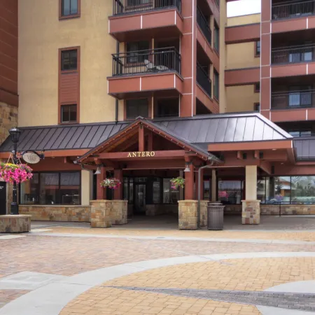 Winter Ski-in Out Studio Sleeps 4, Steps to Historic Main St