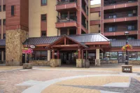 Winter Ski-in Out Studio Sleeps 4, Steps to Historic Main St - Parkering