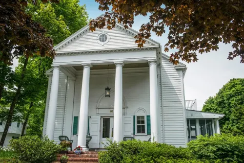 Anne's White Columns Inn - 4-Star