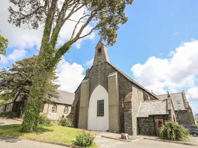 Dinlle Hotels near Criccieth