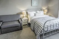 The Saracens Head Hotels in Weston