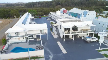 Batemans Bay Lodge Отели рядом с достопримечательностью «Treasures from the Deep Opal and Shell Museum»