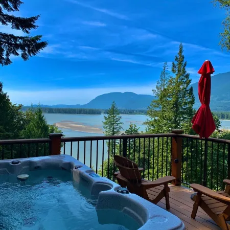 The Fraser River's Edge B&B Lodge